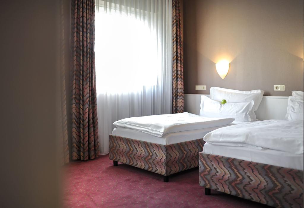 Airport Hotel By The New Yorker Кьолн Екстериор снимка